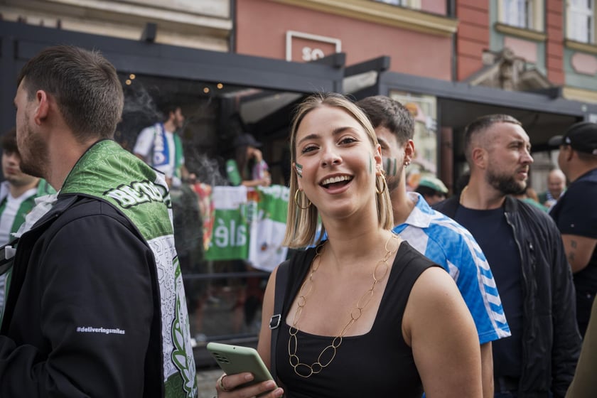 Kibice Realu Betis w strefie na Rynku kilka godzin przed finałem Ligi Konferencji