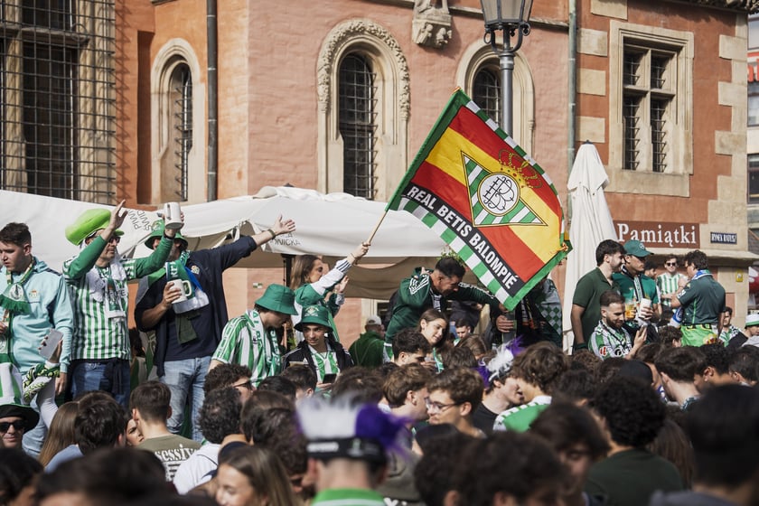 Kibice Realu Betis w strefie na Rynku kilka godzin przed finałem Ligi Konferencji