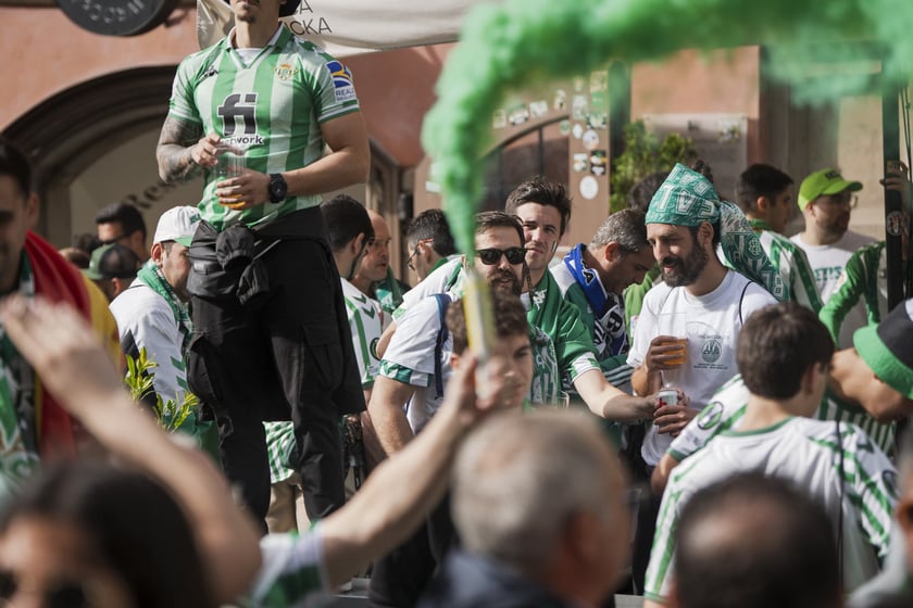 Kibice Realu Betis w strefie na Rynku kilka godzin przed finałem Ligi Konferencji