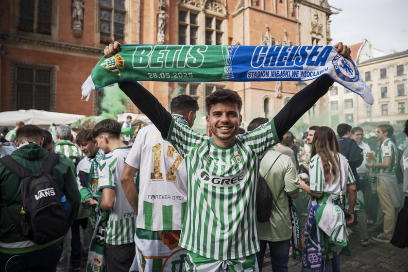 Kibice Realu Betis w strefie na Rynku kilka godzin przed finałem Ligi Konferencji