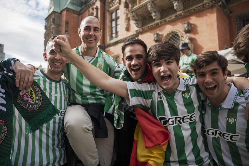 Kibice Realu Betis w strefie na Rynku kilka godzin przed finałem Ligi Konferencji