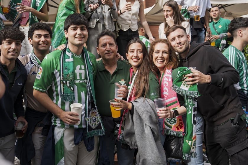 Kibice Realu Betis w strefie na Rynku kilka godzin przed finałem Ligi Konferencji