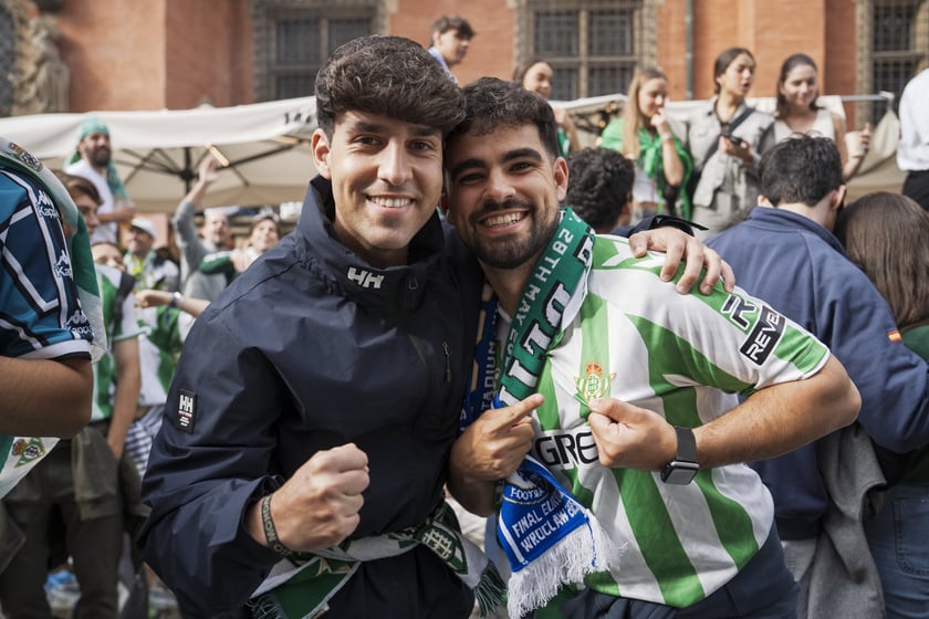 Kibice Realu Betis w strefie na Rynku kilka godzin przed finałem Ligi Konferencji