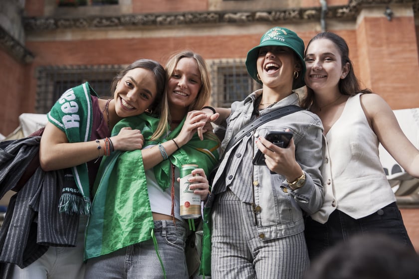 Kibice Realu Betis w strefie na Rynku kilka godzin przed finałem Ligi Konferencji