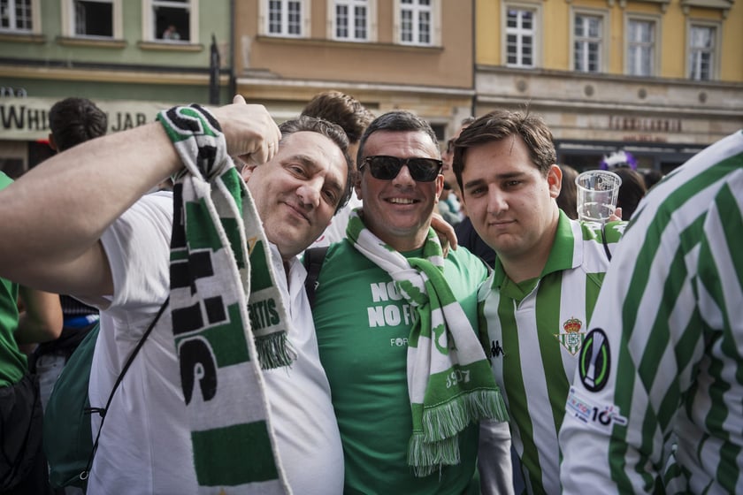 Kibice Realu Betis w strefie na Rynku kilka godzin przed finałem Ligi Konferencji