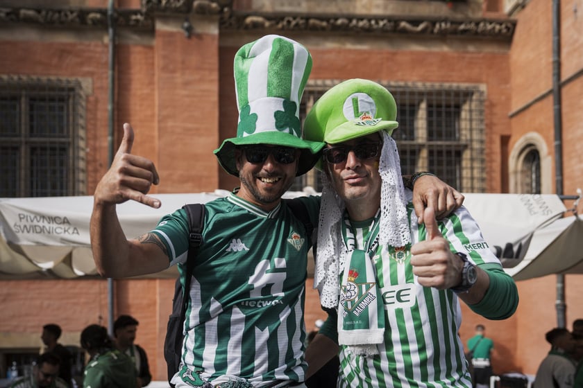 Kibice Realu Betis w strefie na Rynku kilka godzin przed finałem Ligi Konferencji