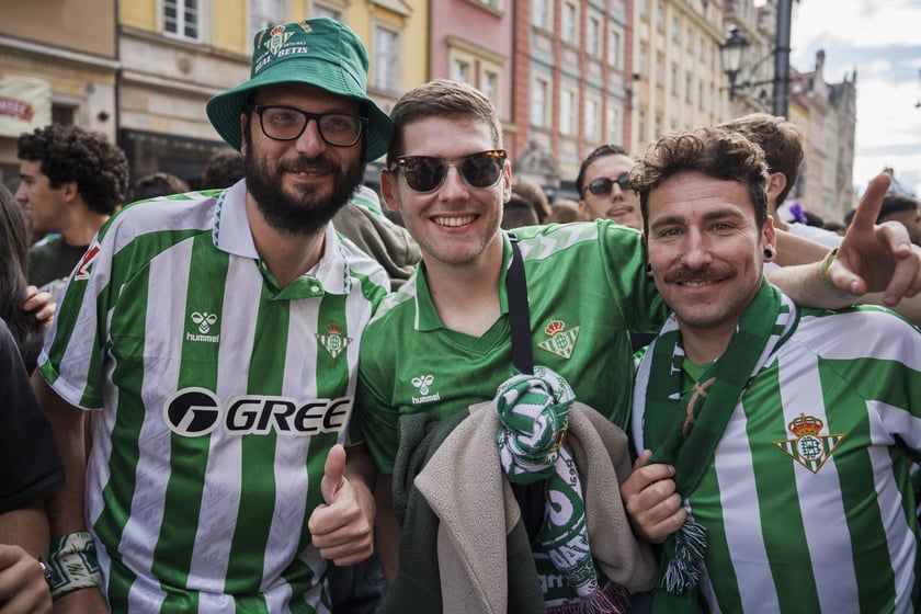 Kibice Realu Betis w strefie na Rynku kilka godzin przed finałem Ligi Konferencji