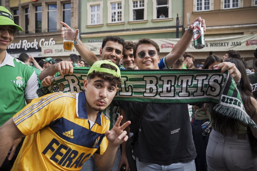 Kibice Realu Betis w strefie na Rynku kilka godzin przed finałem Ligi Konferencji