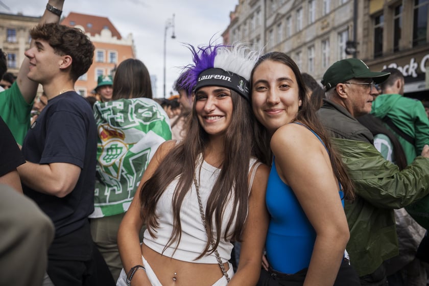 Kibice Realu Betis w strefie na Rynku kilka godzin przed finałem Ligi Konferencji