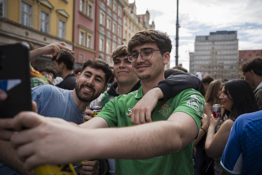 Kibice Realu Betis w strefie na Rynku kilka godzin przed finałem Ligi Konferencji