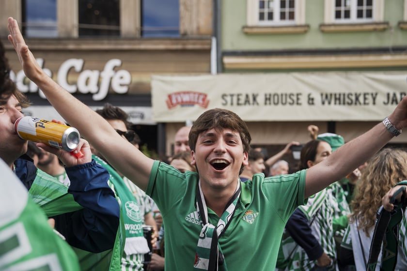 Kibice Realu Betis w strefie na Rynku kilka godzin przed finałem Ligi Konferencji