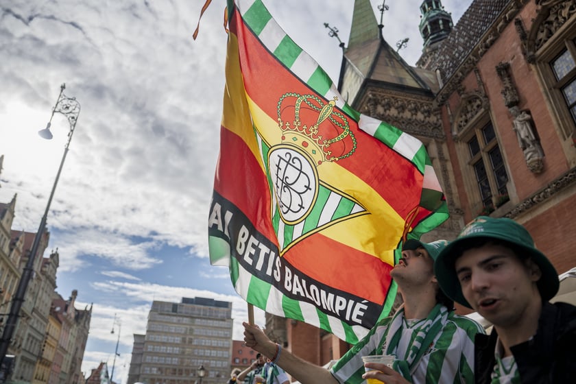 Kibice Realu Betis w strefie na Rynku kilka godzin przed finałem Ligi Konferencji