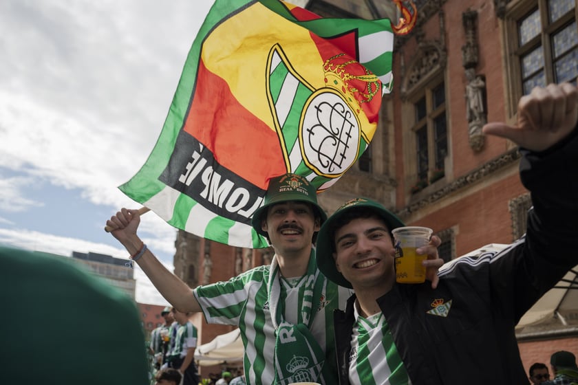 Kibice Realu Betis w strefie na Rynku kilka godzin przed finałem Ligi Konferencji