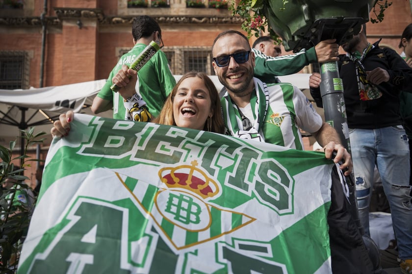 Kibice Realu Betis w strefie na Rynku kilka godzin przed finałem Ligi Konferencji