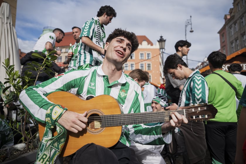 Kibice Realu Betis w strefie na Rynku kilka godzin przed finałem Ligi Konferencji