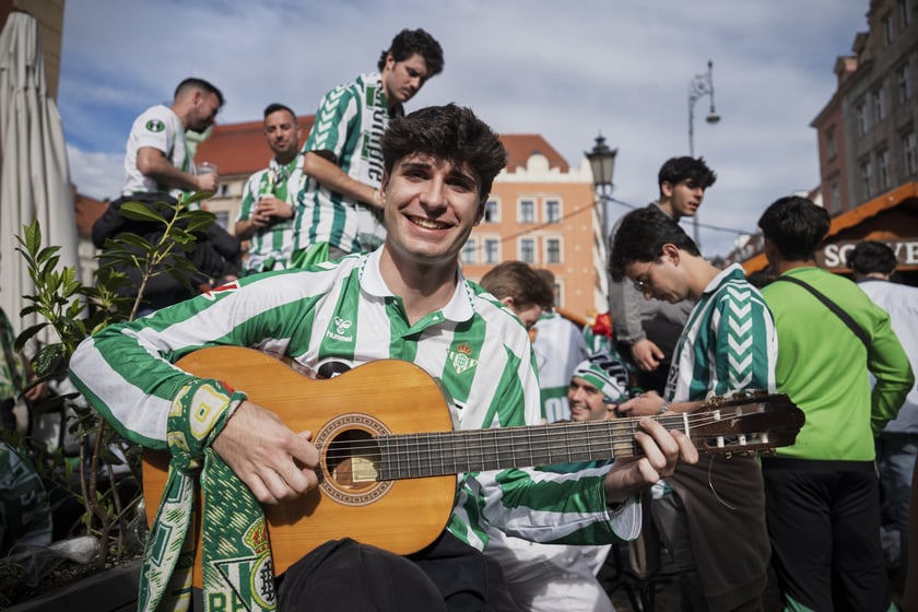 Kibice Realu Betis w strefie na Rynku kilka godzin przed finałem Ligi Konferencji