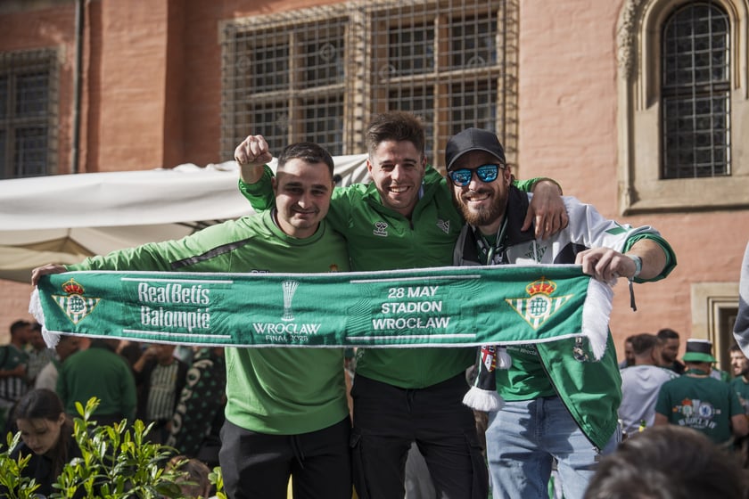 Kibice Realu Betis w strefie na Rynku kilka godzin przed finałem Ligi Konferencji