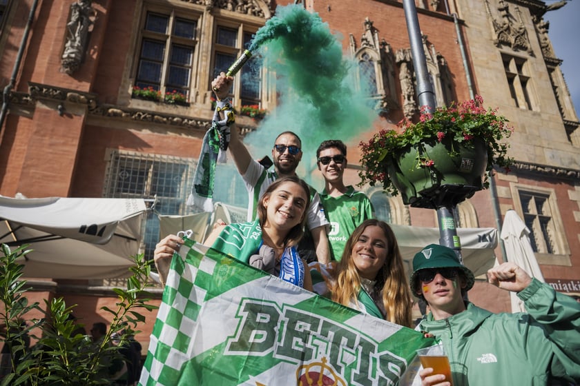 Kibice Realu Betis w strefie na Rynku kilka godzin przed finałem Ligi Konferencji