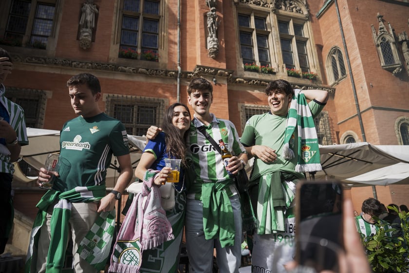 Kibice Realu Betis w strefie na Rynku kilka godzin przed finałem Ligi Konferencji