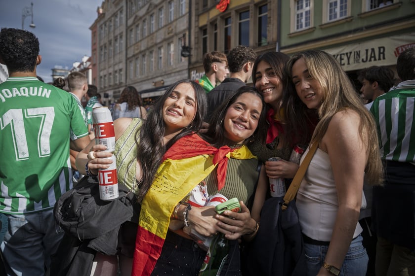 Kibice Realu Betis w strefie na Rynku kilka godzin przed finałem Ligi Konferencji
