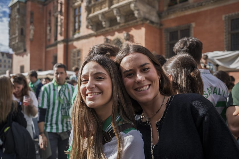 Kibice Realu Betis w strefie na Rynku kilka godzin przed finałem Ligi Konferencji