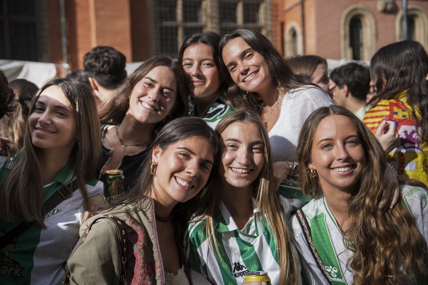Kibice Realu Betis w strefie na Rynku kilka godzin przed finałem Ligi Konferencji