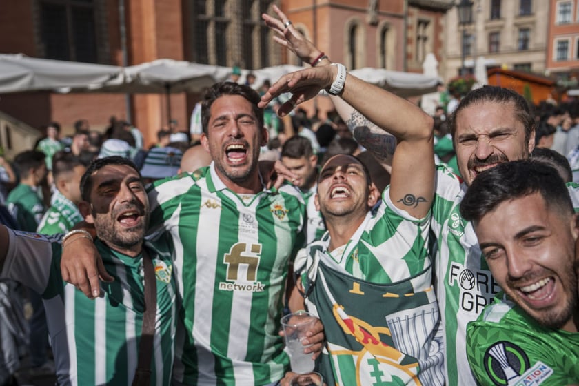 Kibice Realu Betis w strefie na Rynku kilka godzin przed finałem Ligi Konferencji