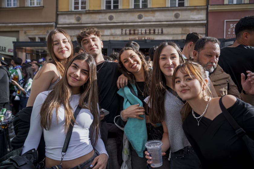 Kibice Realu Betis w strefie na Rynku kilka godzin przed finałem Ligi Konferencji