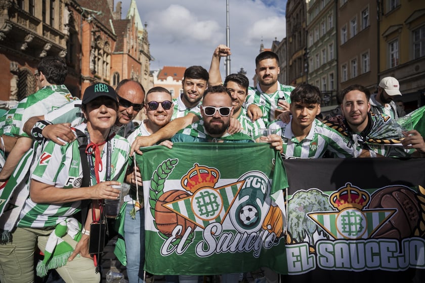 Kibice Realu Betis w strefie na Rynku kilka godzin przed finałem Ligi Konferencji