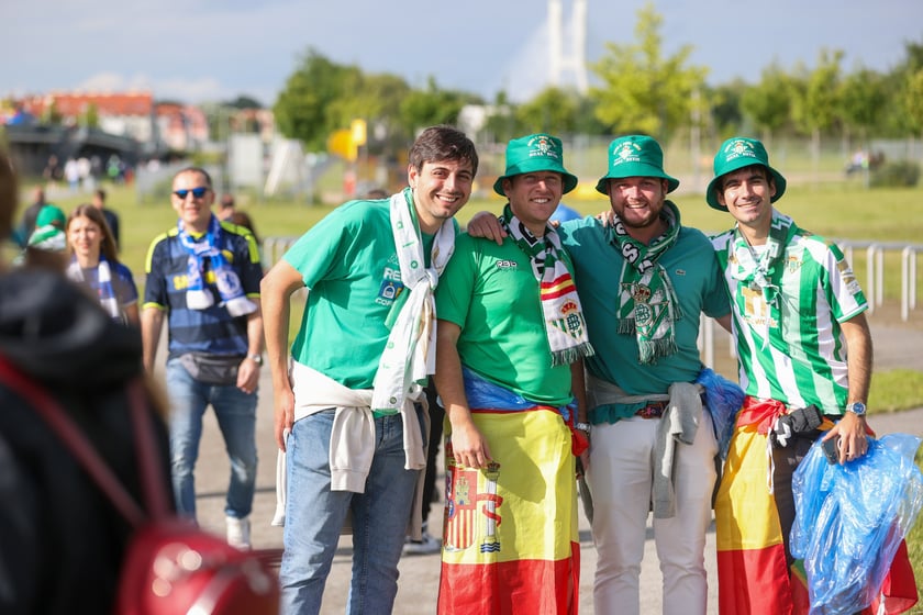 Finał Ligi Konferencji we Wrocławiu. Kibice Realu Betis i Chelsea pod stadionem
