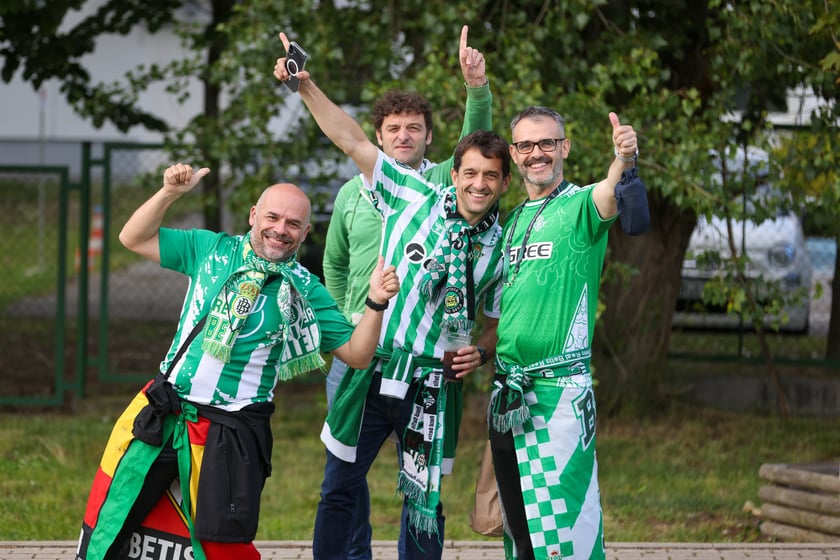 Finał Ligi Konferencji we Wrocławiu. Kibice Realu Betis i Chelsea pod stadionem