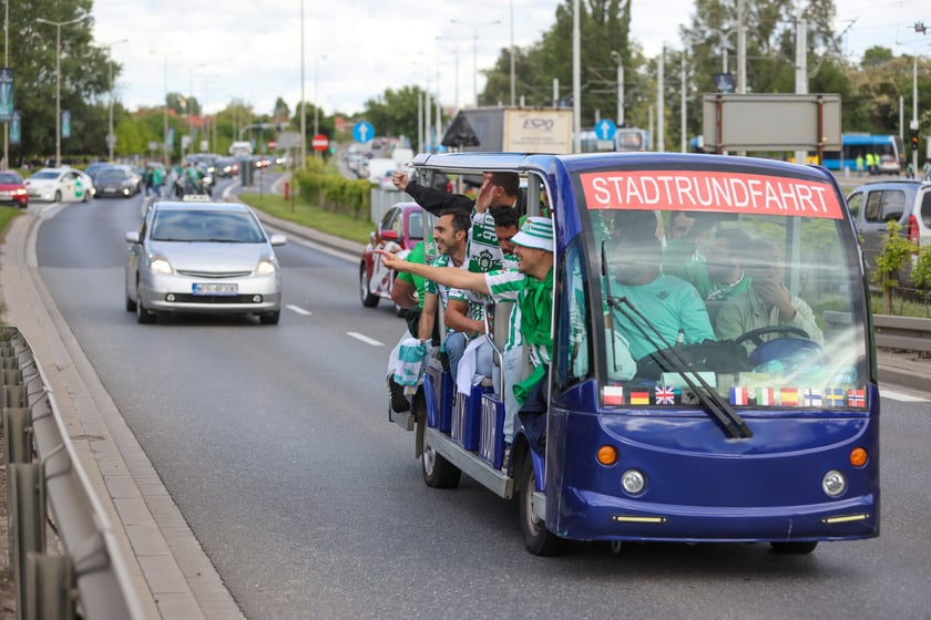 Finał Ligi Konferencji we Wrocławiu. Kibice Realu Betis i Chelsea pod stadionem