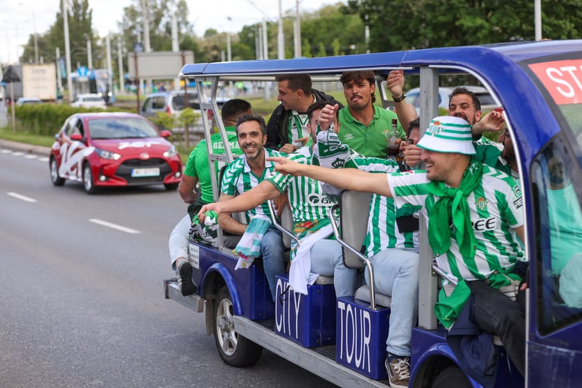 Finał Ligi Konferencji we Wrocławiu. Kibice Realu Betis i Chelsea pod stadionem