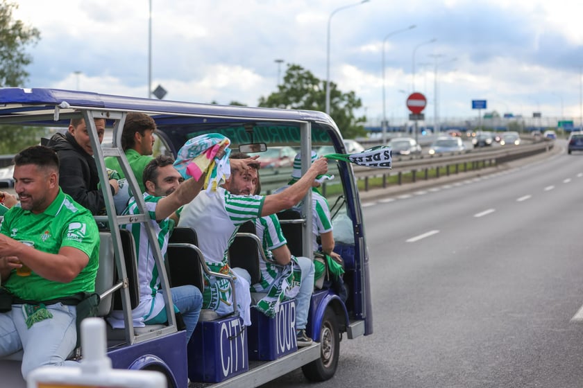 Finał Ligi Konferencji we Wrocławiu. Kibice Realu Betis i Chelsea pod stadionem