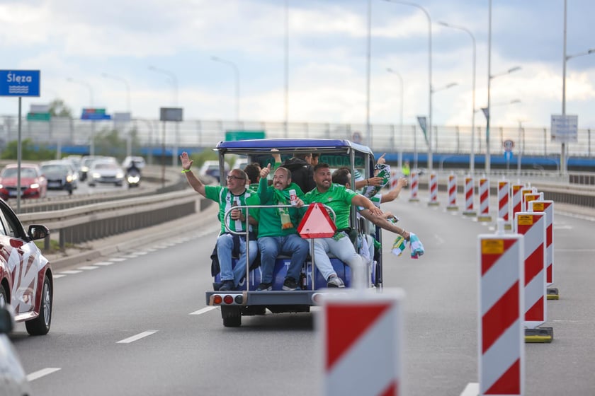 Finał Ligi Konferencji we Wrocławiu. Kibice Realu Betis i Chelsea pod stadionem