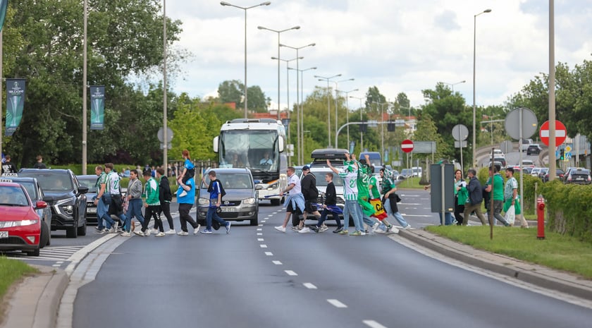 Finał Ligi Konferencji we Wrocławiu. Kibice Realu Betis i Chelsea pod stadionem