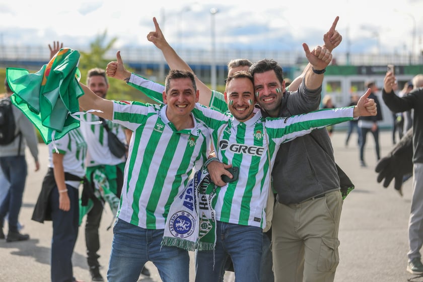 Finał Ligi Konferencji we Wrocławiu. Kibice Realu Betis i Chelsea pod stadionem
