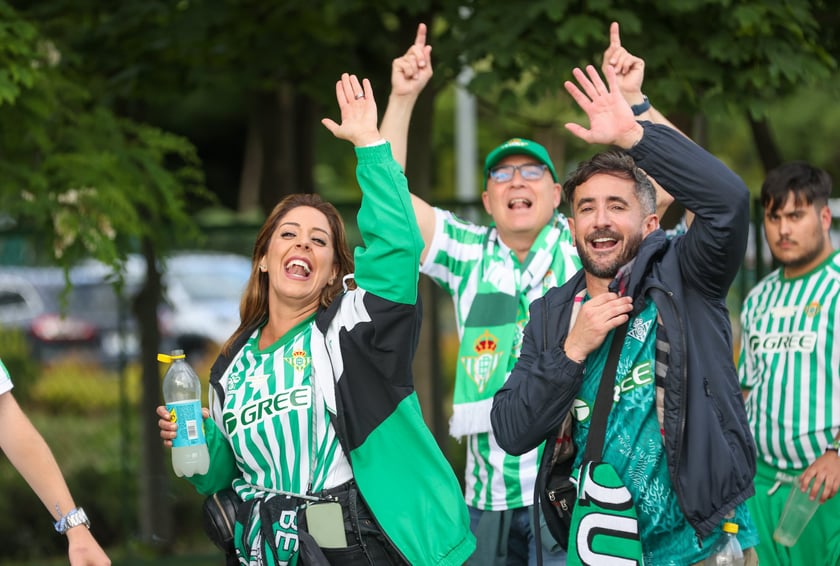 Finał Ligi Konferencji we Wrocławiu. Kibice Realu Betis i Chelsea pod stadionem