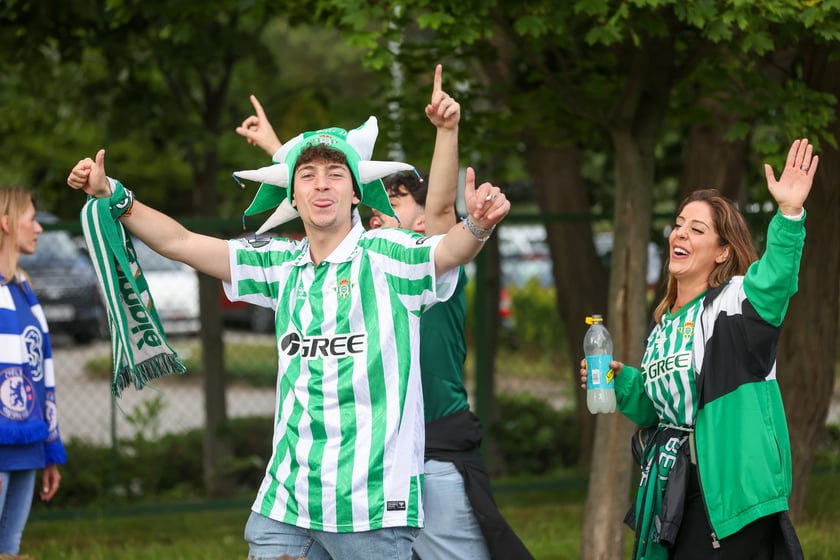 Finał Ligi Konferencji we Wrocławiu. Kibice Realu Betis i Chelsea pod stadionem