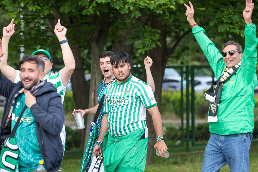 Finał Ligi Konferencji we Wrocławiu. Kibice Realu Betis i Chelsea pod stadionem