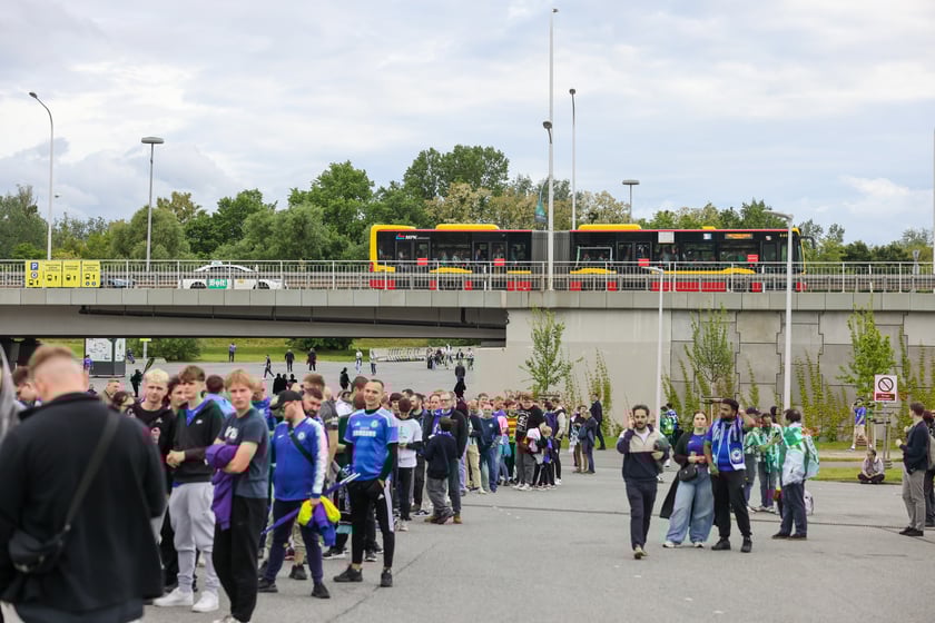 Finał Ligi Konferencji we Wrocławiu. Kibice Realu Betis i Chelsea pod stadionem