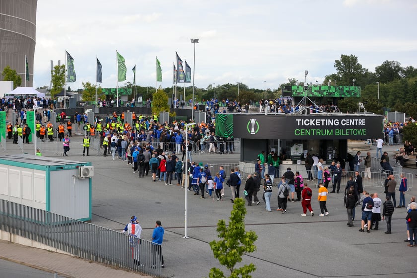 Finał Ligi Konferencji we Wrocławiu. Kibice Realu Betis i Chelsea pod stadionem