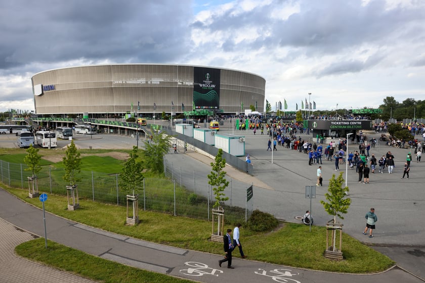 Finał Ligi Konferencji we Wrocławiu. Kibice Realu Betis i Chelsea pod stadionem