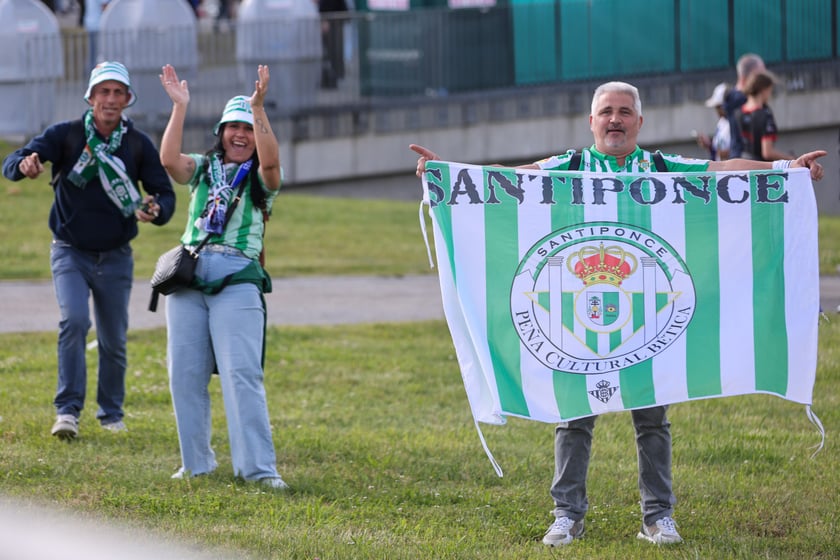 Finał Ligi Konferencji we Wrocławiu. Kibice Realu Betis i Chelsea pod stadionem