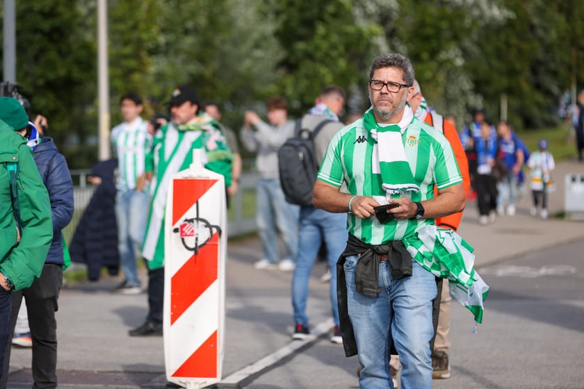 Finał Ligi Konferencji we Wrocławiu. Kibice Realu Betis i Chelsea pod stadionem