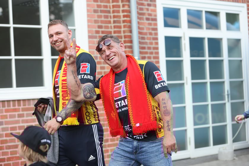 Kibice przed Stadionem Olimpijskim przed meczem Betard Sparta Wrocław - Włókniarz Częstochowa - 30 maja 2025 r.