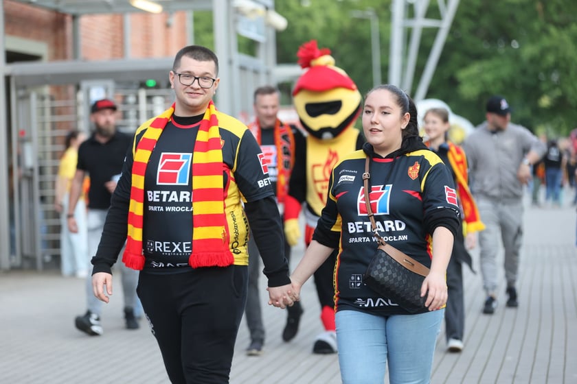 Kibice przed Stadionem Olimpijskim przed meczem Betard Sparta Wrocław - Włókniarz Częstochowa - 30 maja 2025 r.