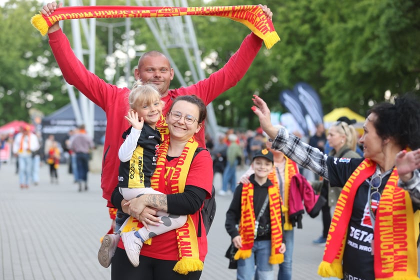Kibice przed Stadionem Olimpijskim przed meczem Betard Sparta Wrocław - Włókniarz Częstochowa - 30 maja 2025 r.