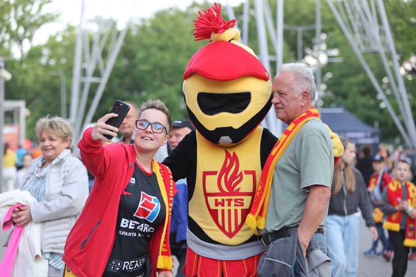 Kibice przed Stadionem Olimpijskim przed meczem Betard Sparta Wrocław - Włókniarz Częstochowa - 30 maja 2025 r.