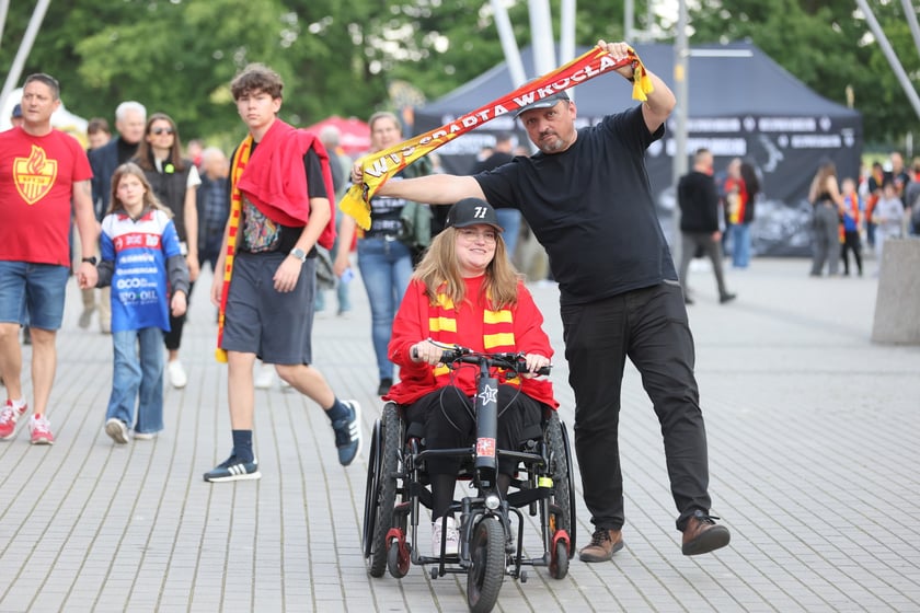 Kibice przed Stadionem Olimpijskim przed meczem Betard Sparta Wrocław - Włókniarz Częstochowa - 30 maja 2025 r.